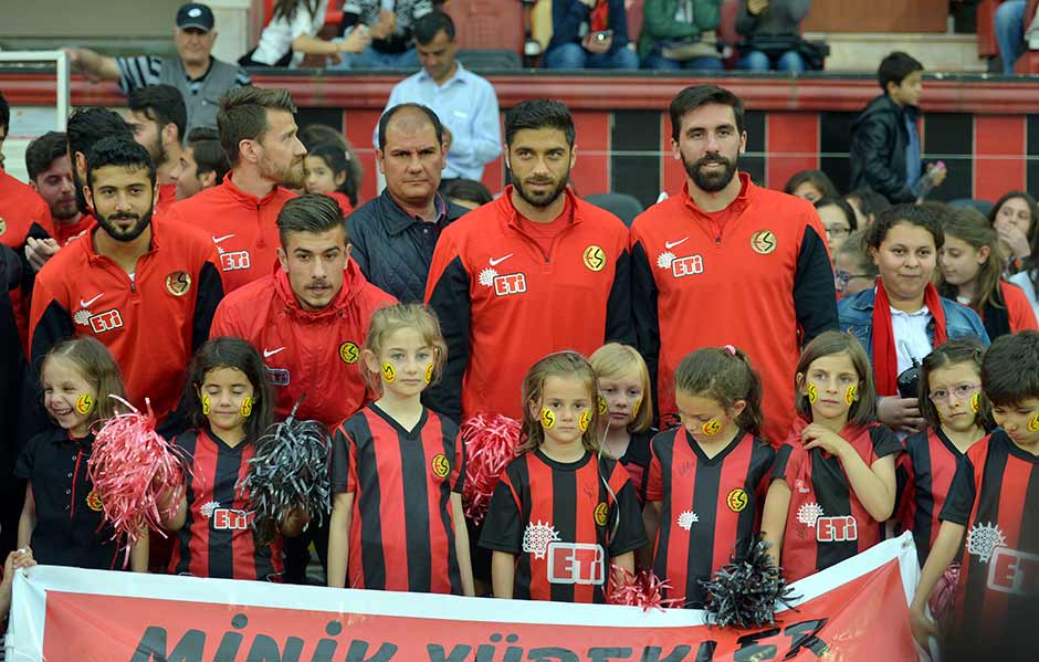 Spor Toto Süper Lig'in 33. haftasında oynanacak olan ve düşme hattını yakından ilgilendiren Eskişehirspor - Medipol Başakşehir maçı öncesi, Es-Es son kez çimlerine basacağı Atatürk Stadyumu'nda antrenman yaptı. 