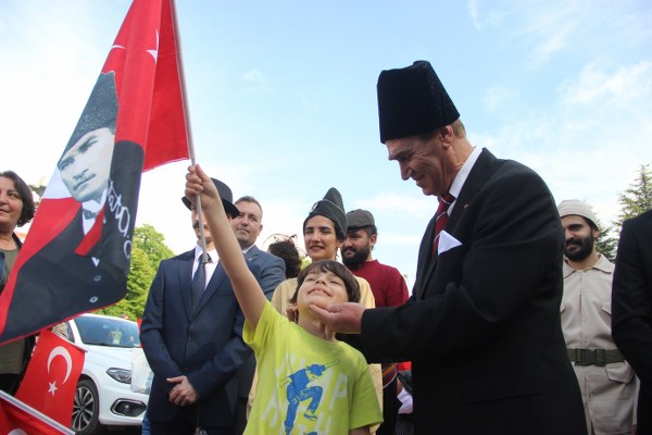 Ulu Önder Mustafa Kemal Atatürk’ün Eskişehir’e gelişinin 99. yıldönümü dolasıyla çeşitli etkinlikler düzenlendi. Atatürk’ün kente gelişi canlandırıldı. 