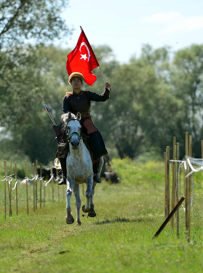 Eskişehir'de 2 yıl önce bir araya gelen okçuluk gönüllülerince oluşturulan Sultan Okçuluk Ata Sporları Derneği, kurduğu çiftlikte atlı okçular yetiştiriyor.