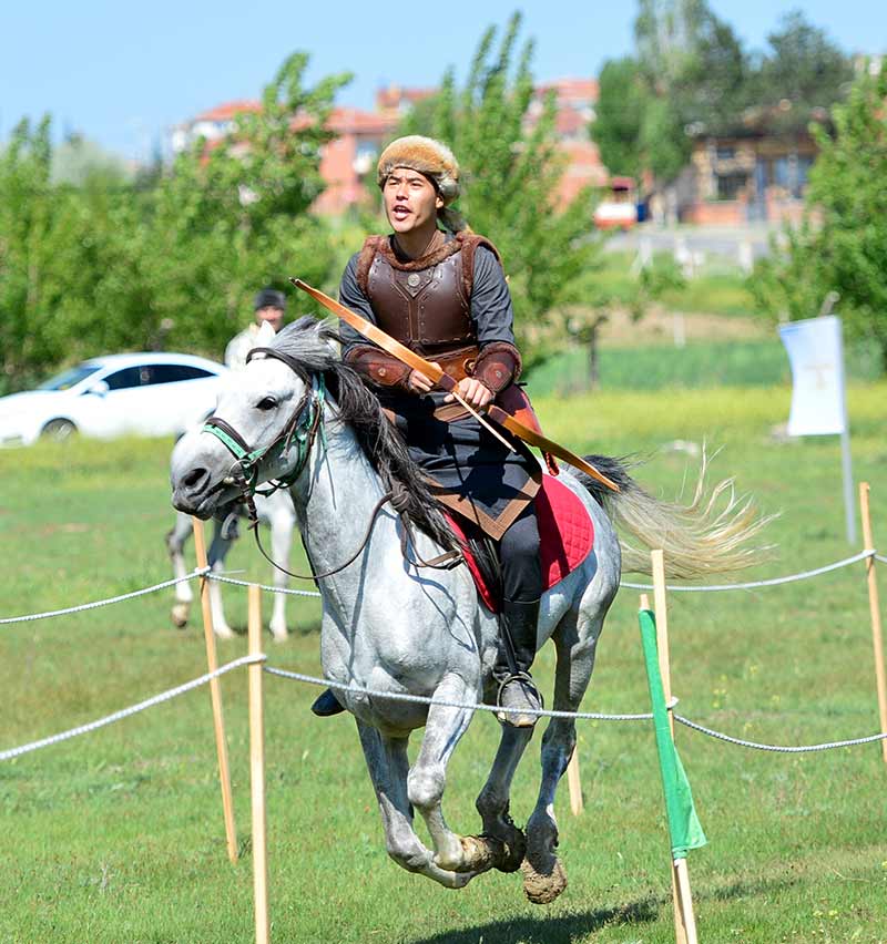 Eskişehir'de 2 yıl önce bir araya gelen okçuluk gönüllülerince oluşturulan Sultan Okçuluk Ata Sporları Derneği, kurduğu çiftlikte atlı okçular yetiştiriyor.