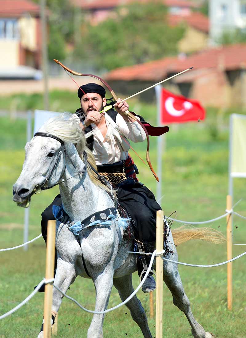 Eskişehir'de 2 yıl önce bir araya gelen okçuluk gönüllülerince oluşturulan Sultan Okçuluk Ata Sporları Derneği, kurduğu çiftlikte atlı okçular yetiştiriyor.