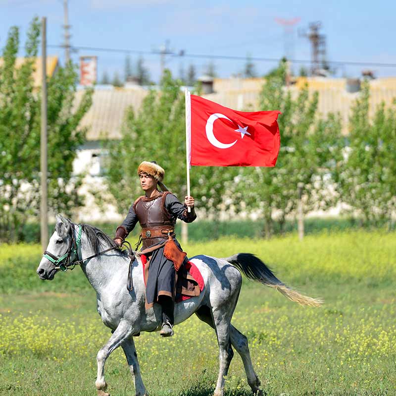 Eskişehir'de 2 yıl önce bir araya gelen okçuluk gönüllülerince oluşturulan Sultan Okçuluk Ata Sporları Derneği, kurduğu çiftlikte atlı okçular yetiştiriyor.