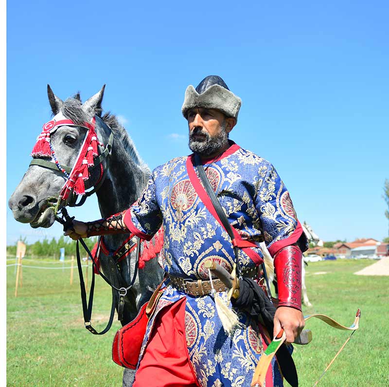 Eskişehir'de 2 yıl önce bir araya gelen okçuluk gönüllülerince oluşturulan Sultan Okçuluk Ata Sporları Derneği, kurduğu çiftlikte atlı okçular yetiştiriyor.