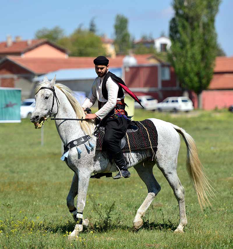 Eskişehir'de 2 yıl önce bir araya gelen okçuluk gönüllülerince oluşturulan Sultan Okçuluk Ata Sporları Derneği, kurduğu çiftlikte atlı okçular yetiştiriyor.