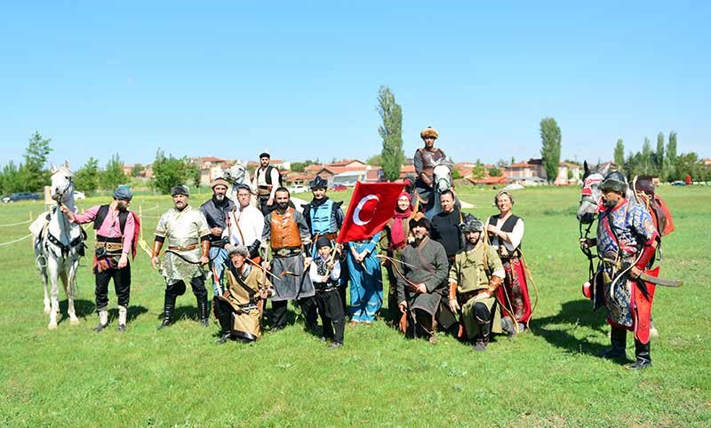 Eskişehir'de 2 yıl önce bir araya gelen okçuluk gönüllülerince oluşturulan Sultan Okçuluk Ata Sporları Derneği, kurduğu çiftlikte atlı okçular yetiştiriyor.