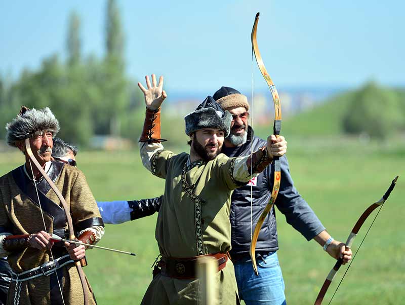 Eskişehir'de 2 yıl önce bir araya gelen okçuluk gönüllülerince oluşturulan Sultan Okçuluk Ata Sporları Derneği, kurduğu çiftlikte atlı okçular yetiştiriyor.