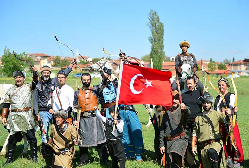 Eskişehir'de 2 yıl önce bir araya gelen okçuluk gönüllülerince oluşturulan Sultan Okçuluk Ata Sporları Derneği, kurduğu çiftlikte atlı okçular yetiştiriyor.