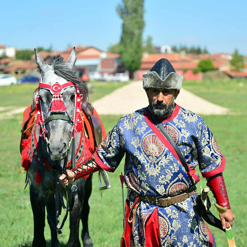 Eskişehir'de 2 yıl önce bir araya gelen okçuluk gönüllülerince oluşturulan Sultan Okçuluk Ata Sporları Derneği, kurduğu çiftlikte atlı okçular yetiştiriyor.