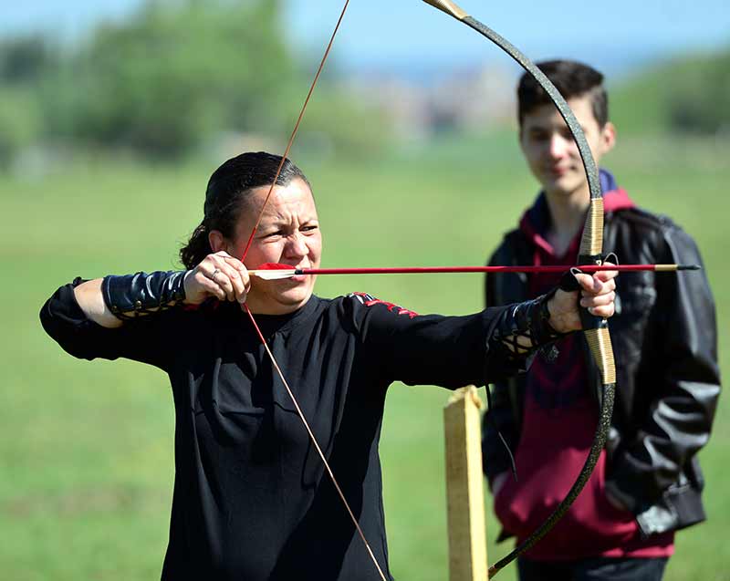 Eskişehir'de 2 yıl önce bir araya gelen okçuluk gönüllülerince oluşturulan Sultan Okçuluk Ata Sporları Derneği, kurduğu çiftlikte atlı okçular yetiştiriyor.