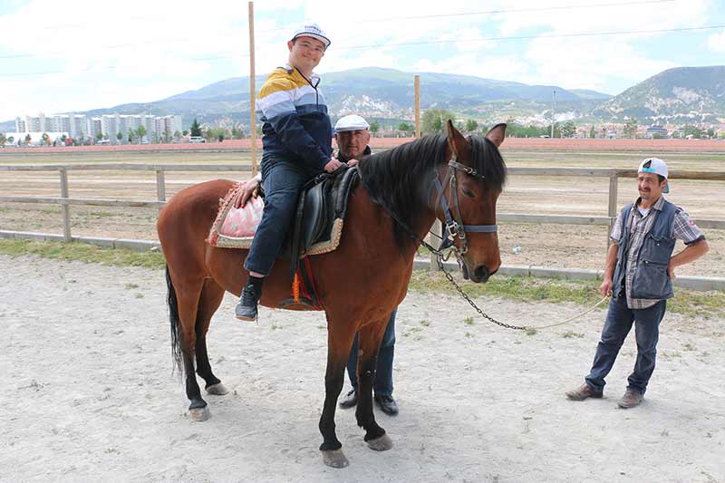 Kütahya'da bir eğitim merkezinde, atla terapi (hippoterapi) uygulamasıyla engelli çocukların öz güven kazanması ve sosyalleşmeleri sağlanıyor.