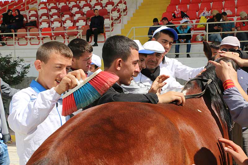 Kütahya'da bir eğitim merkezinde, atla terapi (hippoterapi) uygulamasıyla engelli çocukların öz güven kazanması ve sosyalleşmeleri sağlanıyor.