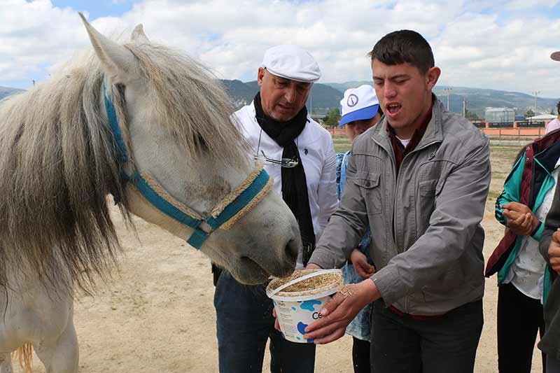 Kütahya'da bir eğitim merkezinde, atla terapi (hippoterapi) uygulamasıyla engelli çocukların öz güven kazanması ve sosyalleşmeleri sağlanıyor.