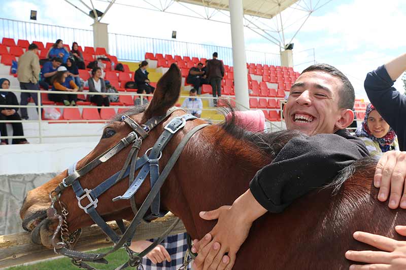 Kütahya'da bir eğitim merkezinde, atla terapi (hippoterapi) uygulamasıyla engelli çocukların öz güven kazanması ve sosyalleşmeleri sağlanıyor.