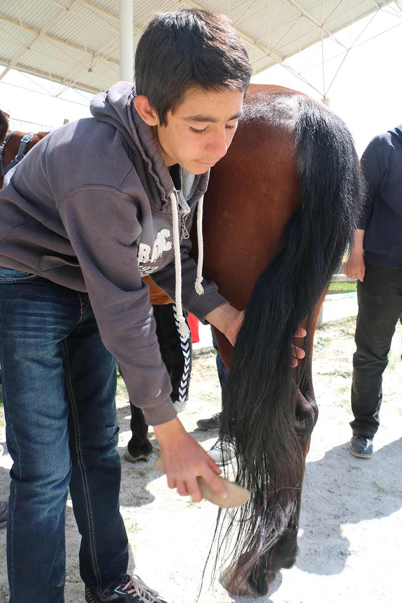 Kütahya'da bir eğitim merkezinde, atla terapi (hippoterapi) uygulamasıyla engelli çocukların öz güven kazanması ve sosyalleşmeleri sağlanıyor.