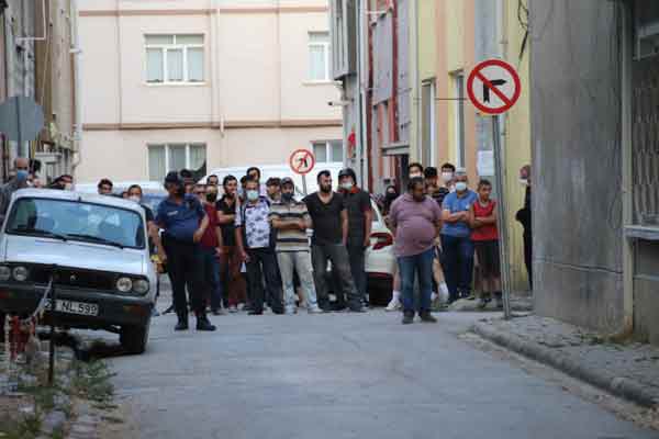 Emniyet ekiplerinin hummalı çalışmasını çevredeki vatandaşlar büyük bir heyecanla anbean izledi. Operasyon nedeniyle evin yakınındaki Hasan Polatkan Caddesi üzerinde bulunan tramvay hattından geçen seferler durduruldu. Cadde ise yaya ve araç trafiğine kapatıldı.