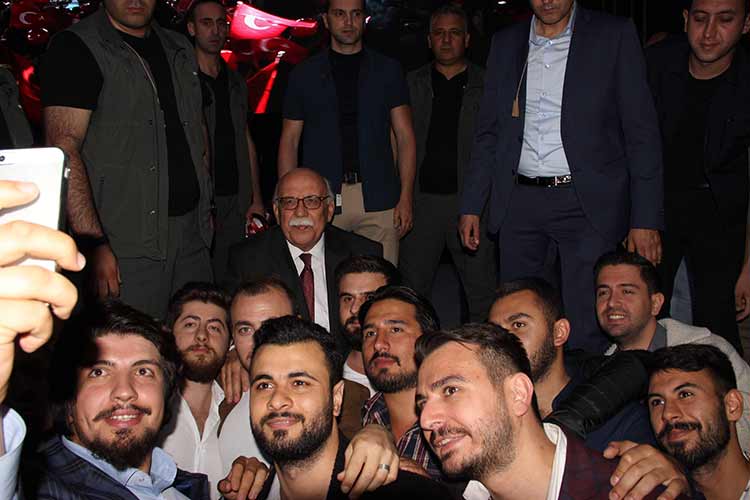 Avcı Eskişehir'de demokrasi nöbetinde