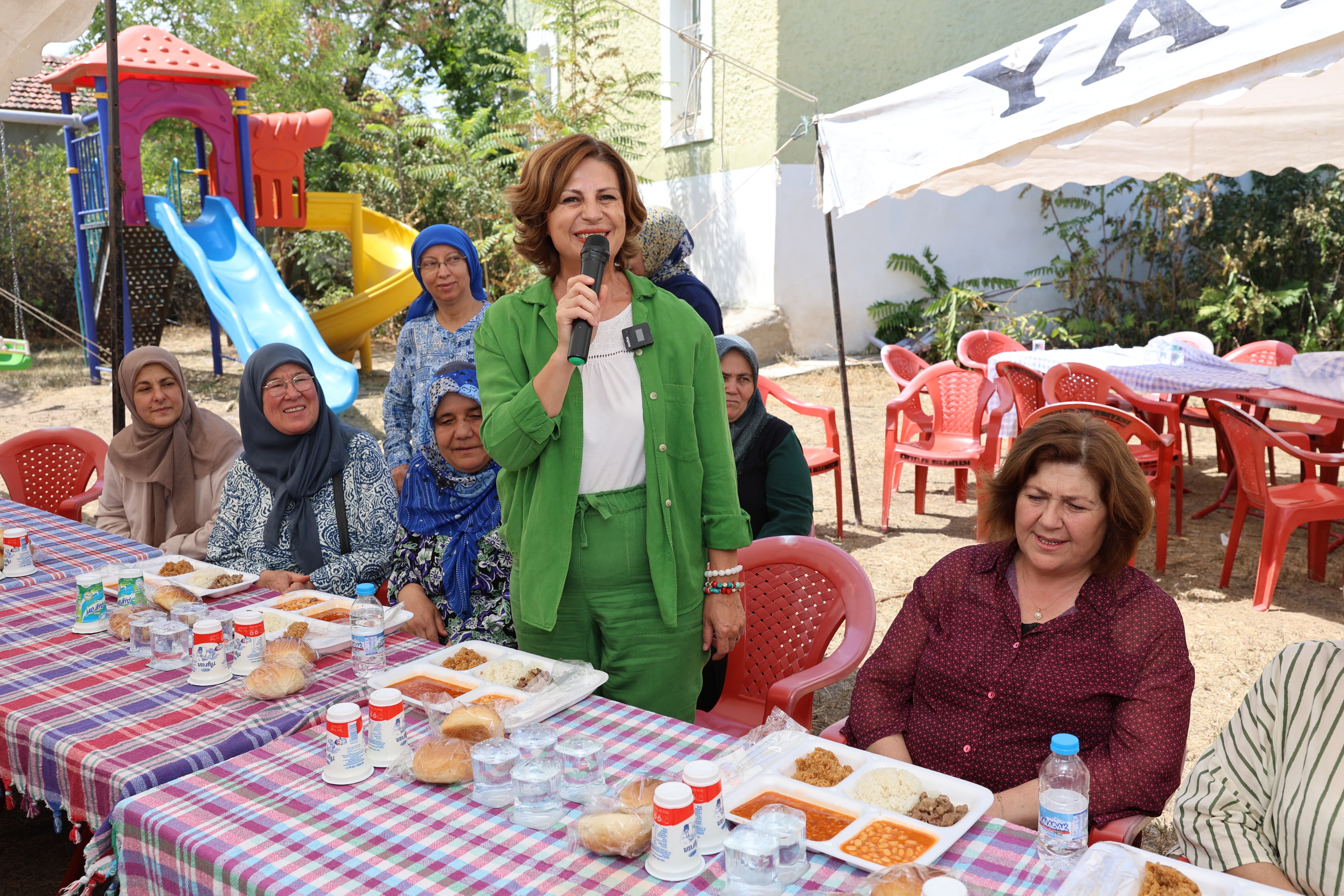 Büyükşehir Belediye Başkanı Ayşe Ünlüce, ilçe ziyaretlerini sürdürüyor. Bu kapsamda Başkan Ünlüce, ilk olarakÇifteler ilçesinde Ortaköy mahallesinde kadınlarla kahvaltıda bir araya geldi. Başkan Ayşe Ünlüce’ye Çifteler Belediye Başkanı Zehra Konakcı, Büyükşehir Belediyesi Meclis Üyesi Nurcan Alkanve Çifteler’in mahalle muhtarları da eşlik etti. 