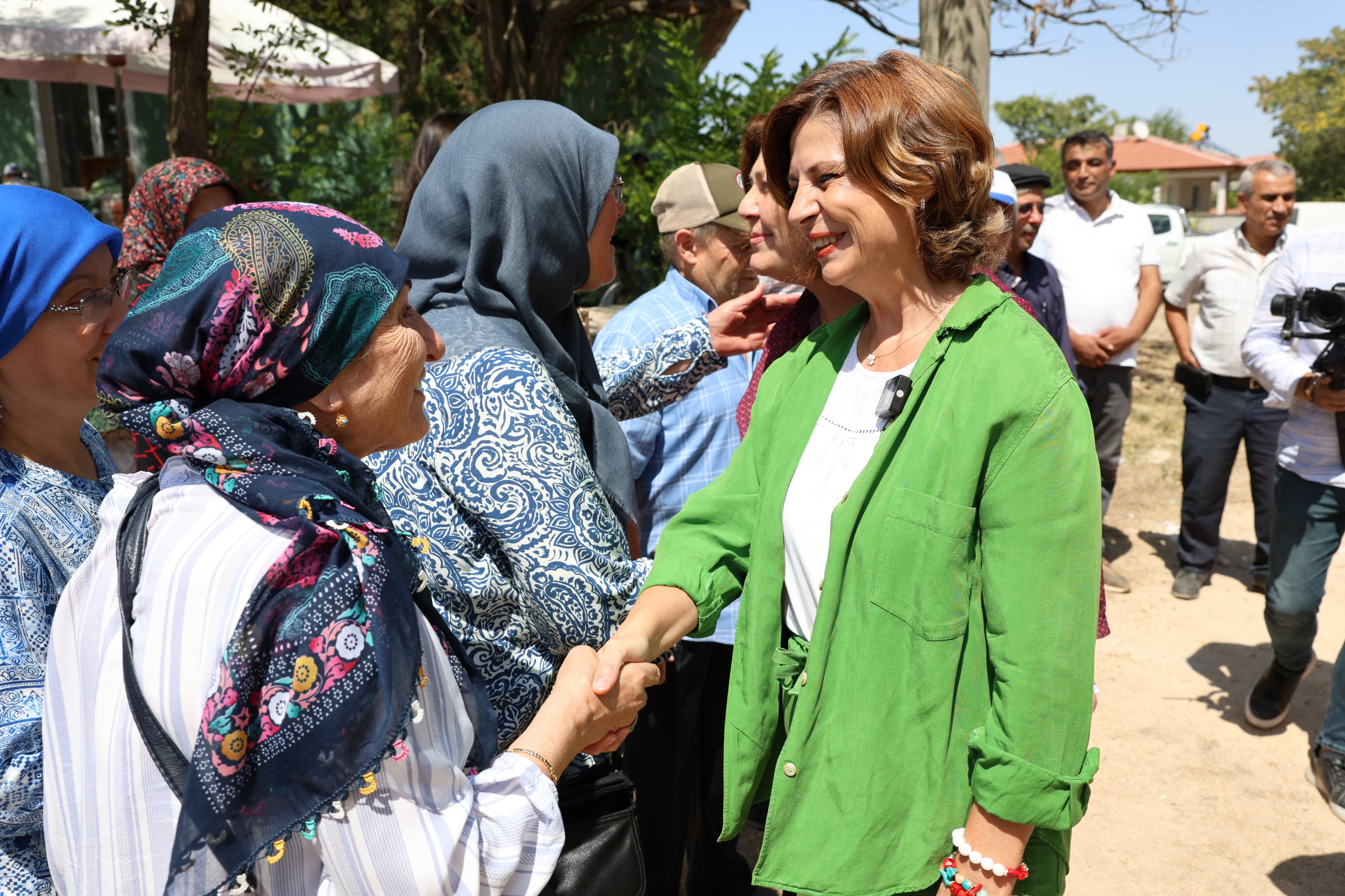 Eskişehir Büyükşehir Belediye Başkanı Ayşe Ünlüce, Çifteler ilçesinin Ortaköy ve Osmaniye Mahallelerinde yaşayan kadınlarla bir araya geldi. Kadınların taleplerini dinleyen Başkan Ünlüce, “Hem Eskişehir’e hem Çifteler’e kadın eli değdiğinde şehrimizin ve ilçelerimizin daha da güzelleşeceğini göstermek için çalışıyoruz.” dedi