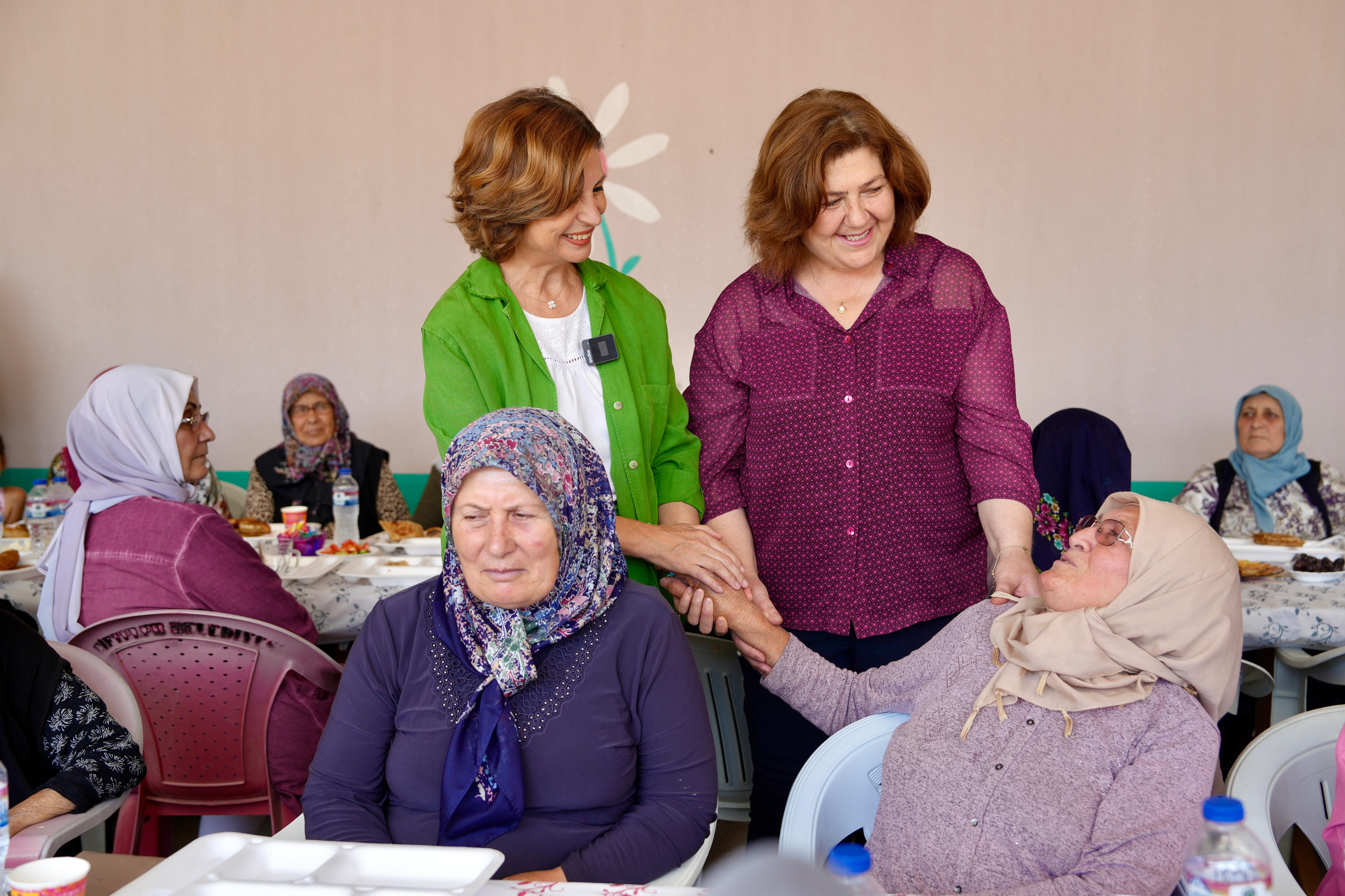 Eskişehir Büyükşehir Belediye Başkanı Ayşe Ünlüce, Çifteler ilçesinin Ortaköy ve Osmaniye Mahallelerinde yaşayan kadınlarla bir araya geldi. Kadınların taleplerini dinleyen Başkan Ünlüce, “Hem Eskişehir’e hem Çifteler’e kadın eli değdiğinde şehrimizin ve ilçelerimizin daha da güzelleşeceğini göstermek için çalışıyoruz.” dedi