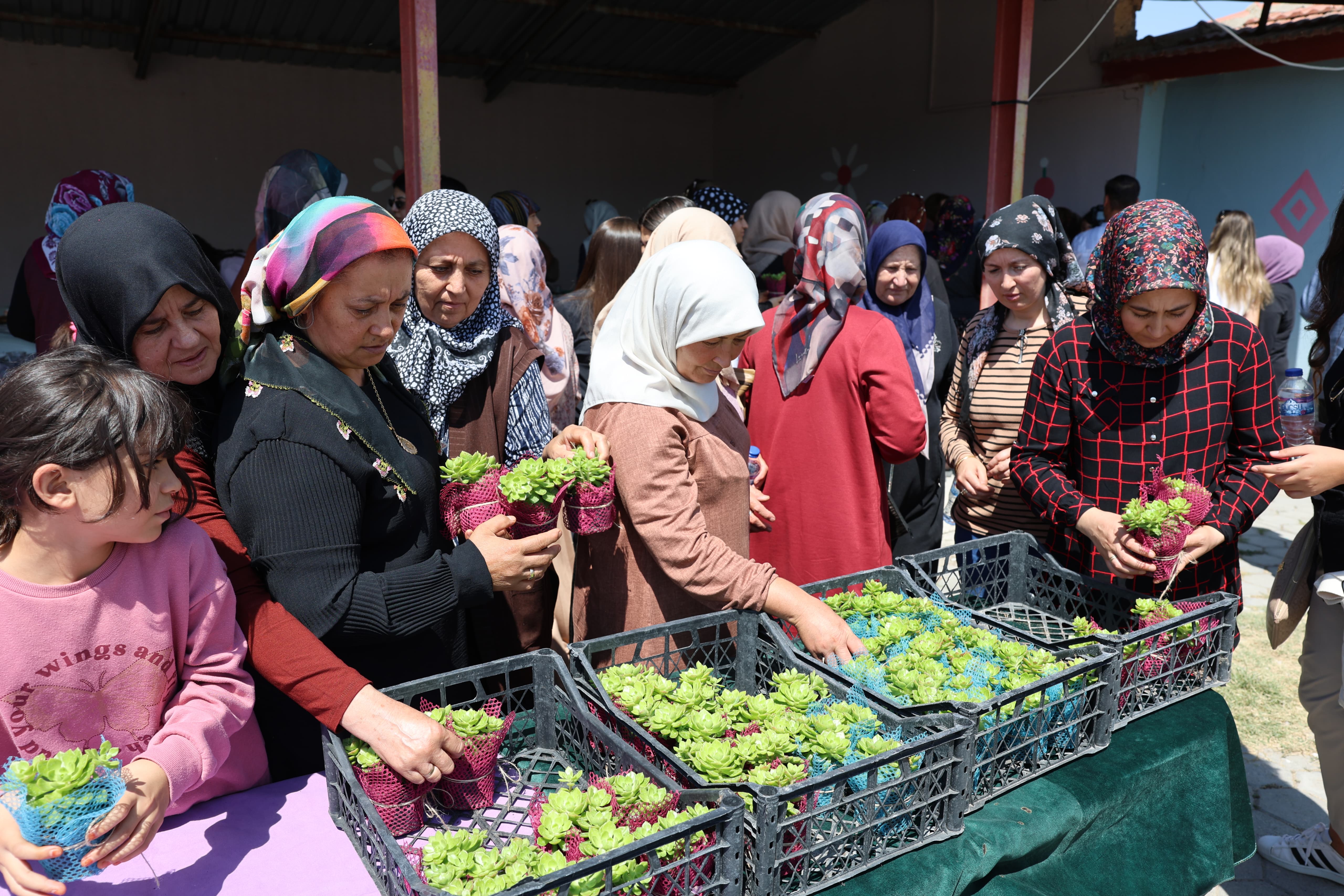 Eskişehir Büyükşehir Belediye Başkanı Ayşe Ünlüce, Çifteler ilçesinin Ortaköy ve Osmaniye Mahallelerinde yaşayan kadınlarla bir araya geldi. Kadınların taleplerini dinleyen Başkan Ünlüce, “Hem Eskişehir’e hem Çifteler’e kadın eli değdiğinde şehrimizin ve ilçelerimizin daha da güzelleşeceğini göstermek için çalışıyoruz.” dedi