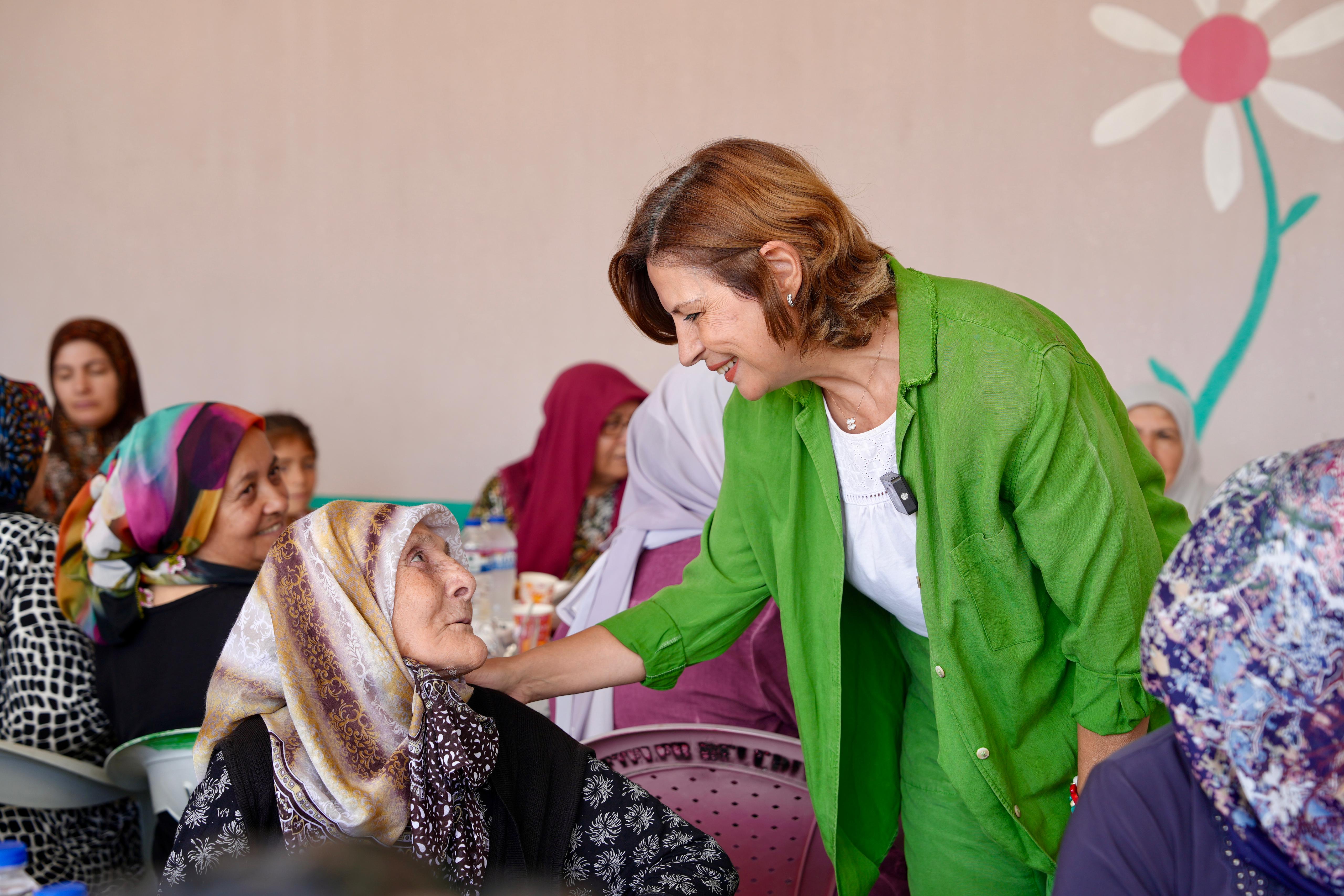 Eskişehir Büyükşehir Belediye Başkanı Ayşe Ünlüce, Çifteler ilçesinin Ortaköy ve Osmaniye Mahallelerinde yaşayan kadınlarla bir araya geldi. Kadınların taleplerini dinleyen Başkan Ünlüce, “Hem Eskişehir’e hem Çifteler’e kadın eli değdiğinde şehrimizin ve ilçelerimizin daha da güzelleşeceğini göstermek için çalışıyoruz.” dedi