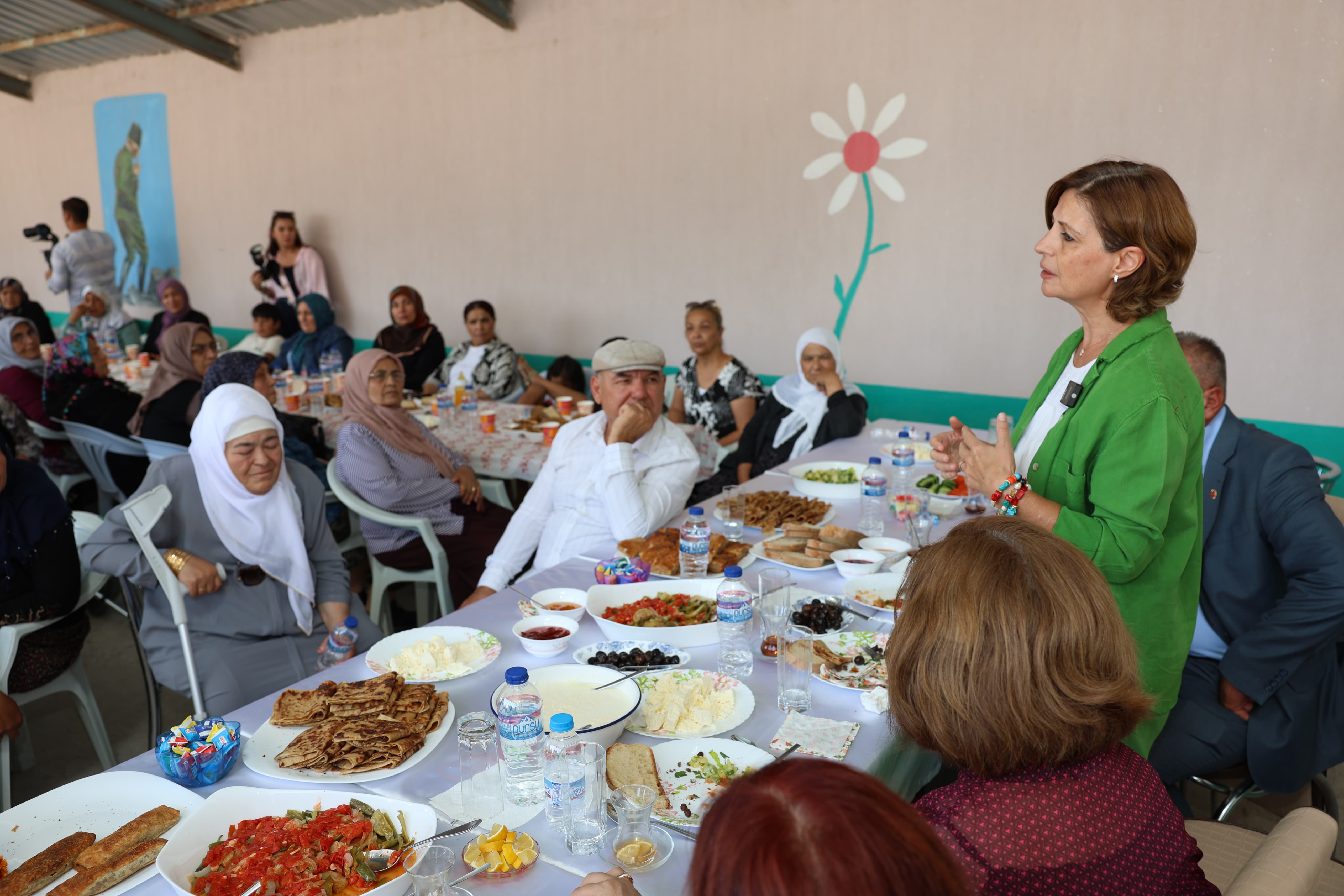 Eskişehir Büyükşehir Belediye Başkanı Ayşe Ünlüce, Çifteler ilçesinin Ortaköy ve Osmaniye Mahallelerinde yaşayan kadınlarla bir araya geldi. Kadınların taleplerini dinleyen Başkan Ünlüce, “Hem Eskişehir’e hem Çifteler’e kadın eli değdiğinde şehrimizin ve ilçelerimizin daha da güzelleşeceğini göstermek için çalışıyoruz.” dedi