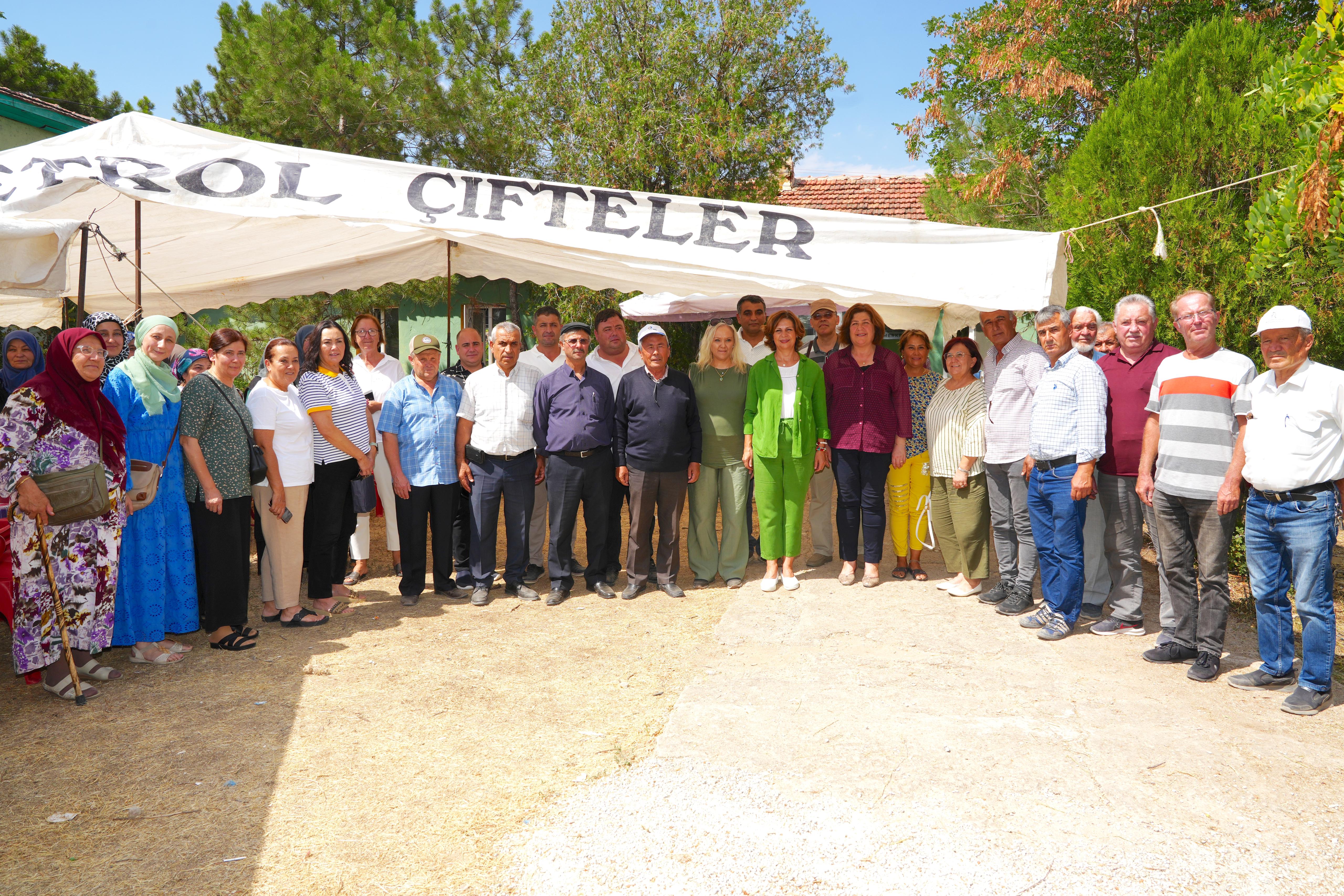 Eskişehir Büyükşehir Belediye Başkanı Ayşe Ünlüce, Çifteler ilçesinin Ortaköy ve Osmaniye Mahallelerinde yaşayan kadınlarla bir araya geldi. Kadınların taleplerini dinleyen Başkan Ünlüce, “Hem Eskişehir’e hem Çifteler’e kadın eli değdiğinde şehrimizin ve ilçelerimizin daha da güzelleşeceğini göstermek için çalışıyoruz.” dedi