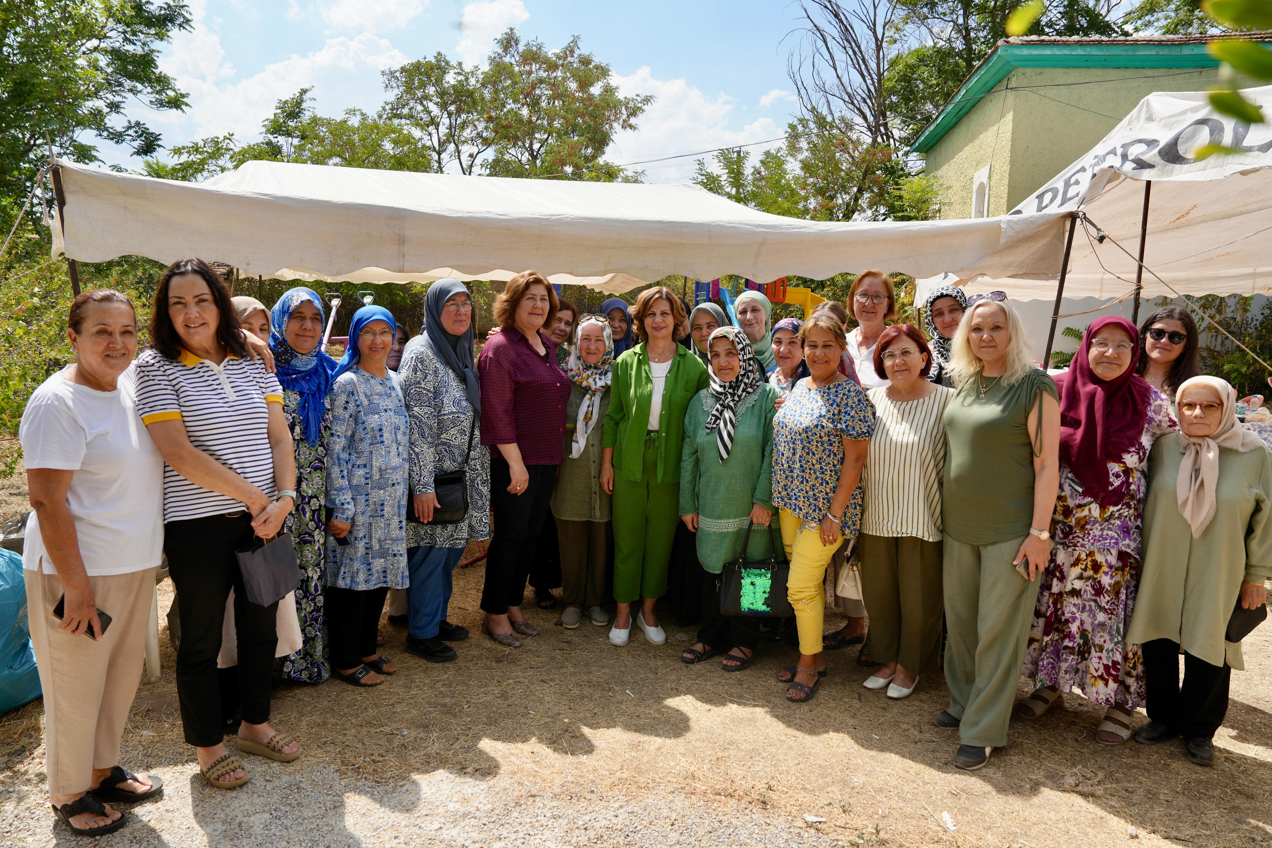 Başkan Ünlüce, buluşmada kadınlara seslenerek, “Geçtiğimiz sene biliyorsunuz Cumhuriyet’in 100. yılını bitirdik. Cumhuriyet’in 100. yılında kadın meclis üyeleriyle, kadın belediye başkanlarıyla ve sizlerle birlikte olmaktan çok mutluyuz, çünkü sizlerle başardık. Sizler kadınların bu şehri, bu ilçeyi daha iyi yöneteceğine, daha iyi hizmet edeceğine inandınız, bizleri desteklediniz. Bundan sonra da bizler hem Çifteler’de hem Eskişehir’de kadın eli değdiğinde ilçelerimizin, şehirlerimizin nasıl daha da güzelleştiğini göstereceğiz. Ne mutlu ki, Allah bize doğduğumuz, büyüğümüz topraklara hizmet etmeyi nasip etti. Ben bundan dolayı çok büyük bir mutluluk duyuyorum.” dedi. 