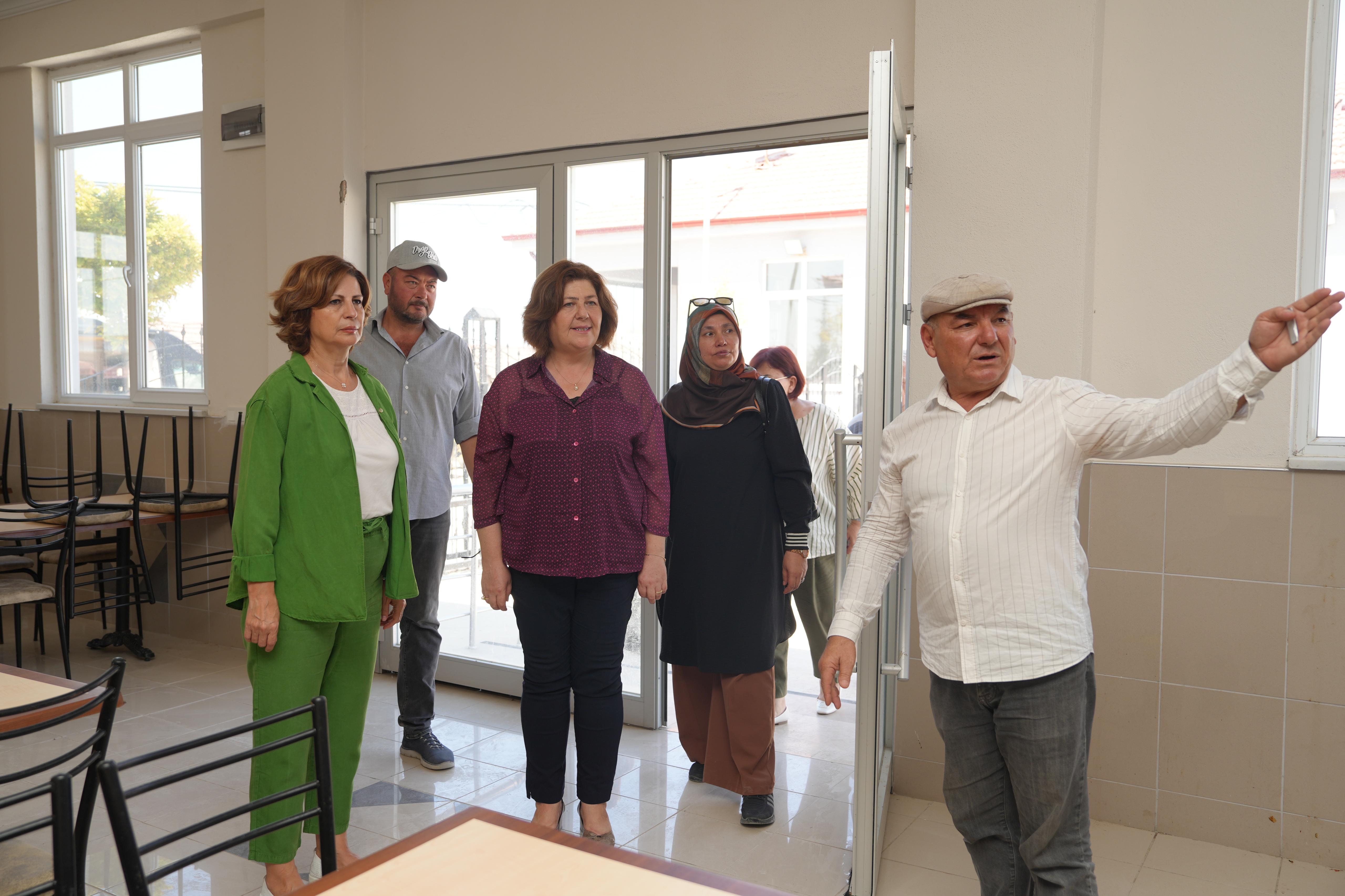 Ortaköy Mahalle Muhtarı Adem Ceylan ve kadınlar Başkan Ünlüce’ye ziyaretleri için teşekkür ettiler. Başkan Ünlüce, kahvaltı sonrası kadınlara sukulent hediye etti. 