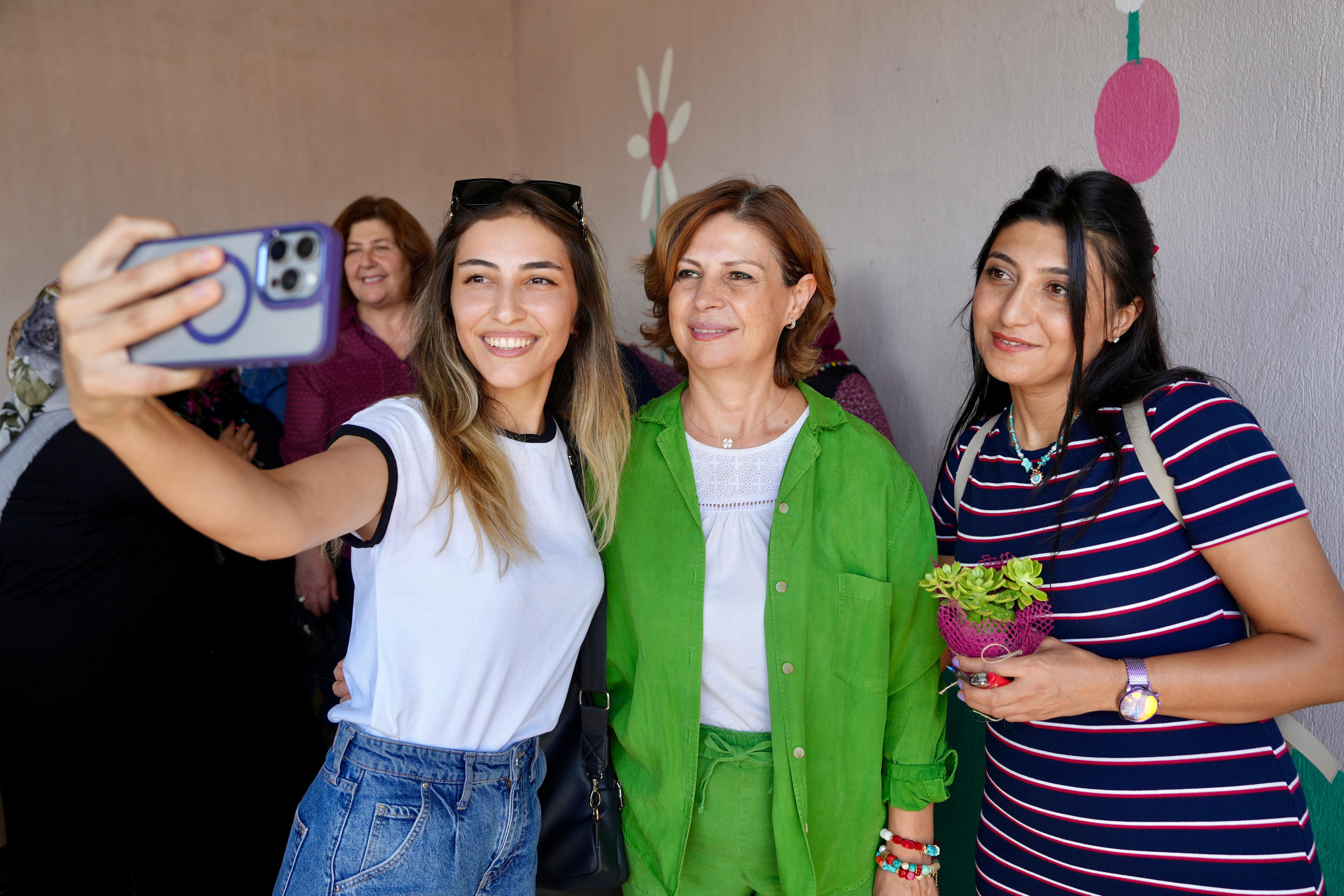 Ziyaretler kapsamında Doğanay Mahallesi’ne geçen Başkan Ünlüce, Muhtar Mustafa Nezir ve vatandaşlar tarafından karşılandı. Muhtar Nezir ve vatandaşlar Başkan Ünlüce’ye mahallenin sorunları hakkında bilgi verdi.  