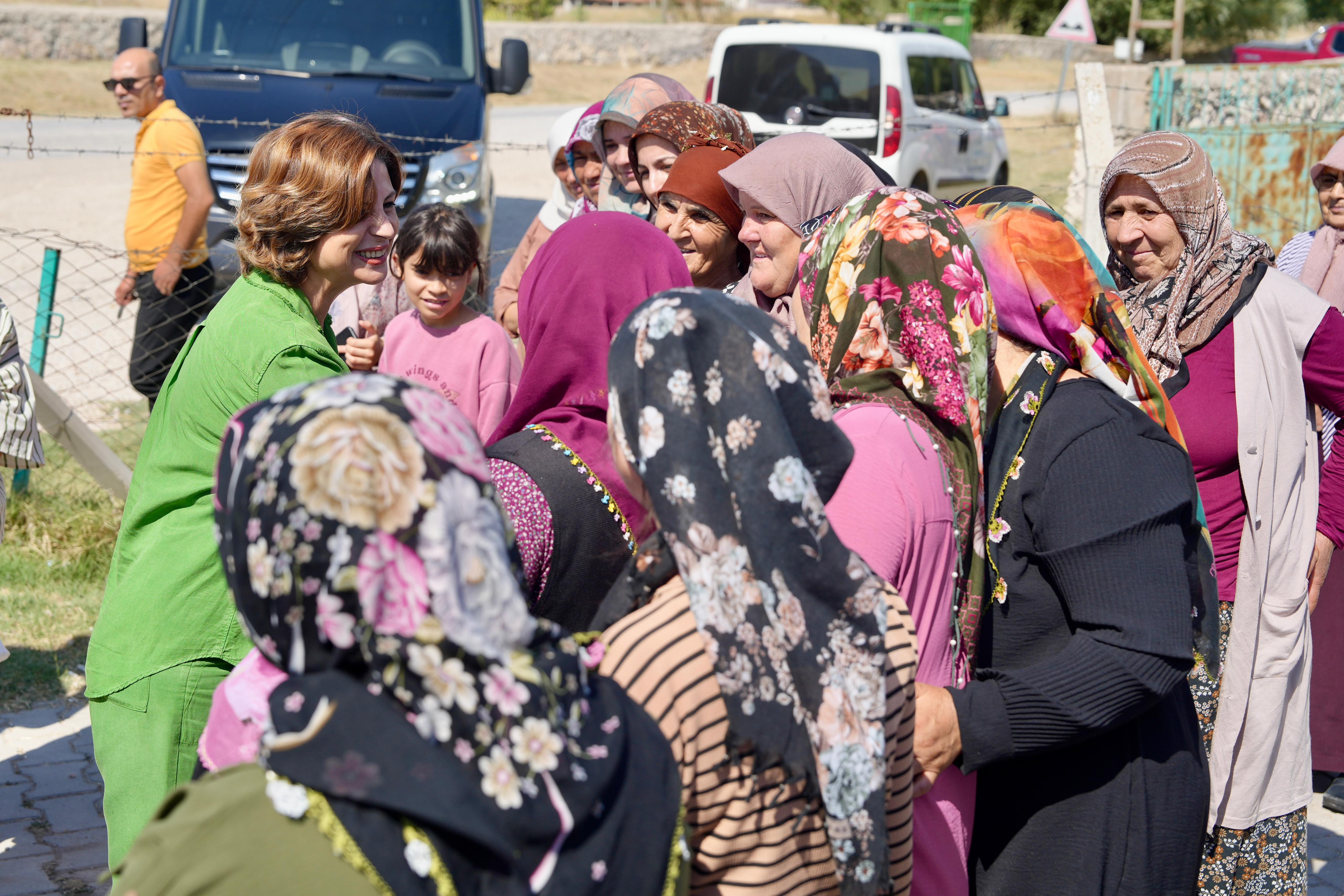 Eskişehir Büyükşehir Belediye Başkanı Ayşe Ünlüce, Çifteler ilçesinin Ortaköy ve Osmaniye Mahallelerinde yaşayan kadınlarla bir araya geldi. Kadınların taleplerini dinleyen Başkan Ünlüce, “Hem Eskişehir’e hem Çifteler’e kadın eli değdiğinde şehrimizin ve ilçelerimizin daha da güzelleşeceğini göstermek için çalışıyoruz.” dedi