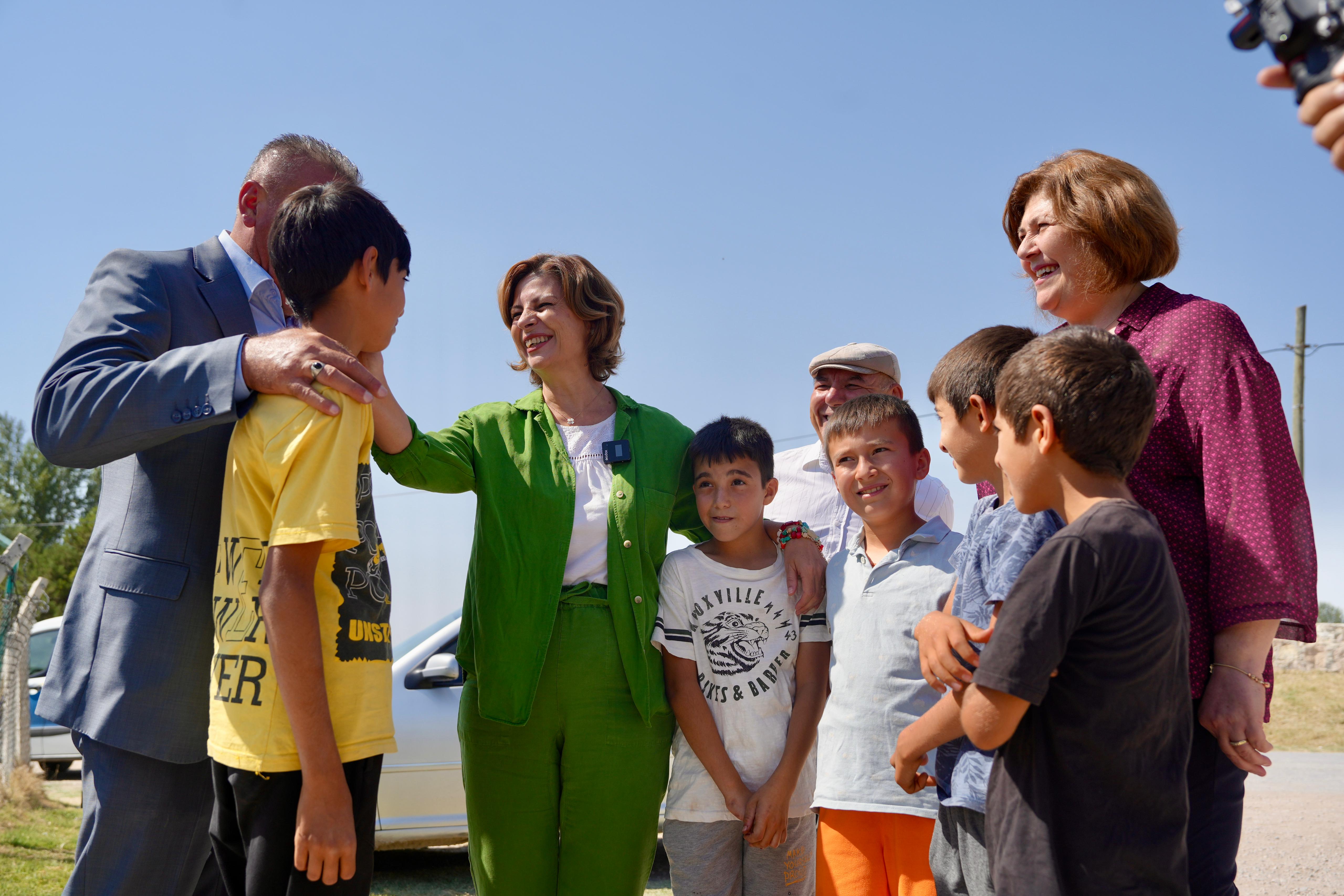 Eskişehir Büyükşehir Belediye Başkanı Ayşe Ünlüce, Çifteler ilçesinin Ortaköy ve Osmaniye Mahallelerinde yaşayan kadınlarla bir araya geldi. Kadınların taleplerini dinleyen Başkan Ünlüce, “Hem Eskişehir’e hem Çifteler’e kadın eli değdiğinde şehrimizin ve ilçelerimizin daha da güzelleşeceğini göstermek için çalışıyoruz.” dedi