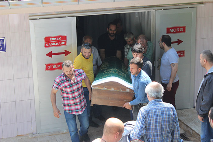 9 ay önce cezaevinden çıkan Erdal Günlü Eskişehir'den yanına giden 17 yaşındaki kızı Rana'yı tabanca ile öldürdükten sonra kendi canına kıydı.