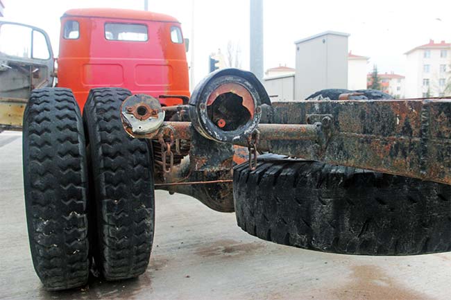 Bir akaryakıt istasyonunda işletmeci olan Atilla Çetinkaya, yarım asırlık kamyonetin Türkiye’de 4 tane olduğunu belirterek, “Bu araç rahmetli babamın ilk araçlarından, 8-10 sene kullandığımız bir araç. 1963 model ve hatta benimle yaşıt.