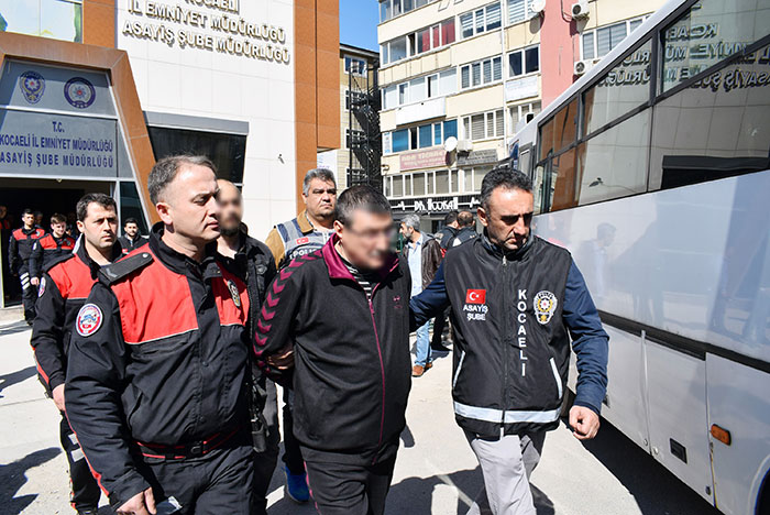 Eskişehir'i de kapsayan Kocaeli merkezli 15 ilde yapılan "Ofsayt" adlı operasyonda Türkiye'ye yasa dışı bahis sistemini getirdiği iddia edilen örgüt lideri B.S.'nin de olduğu 67 kişi gözaltına alındı. Bahisten kazanılan yaklaşık 109 milyon 555 bin TL'lik para ve gayrimenkule ise el konuldu. 