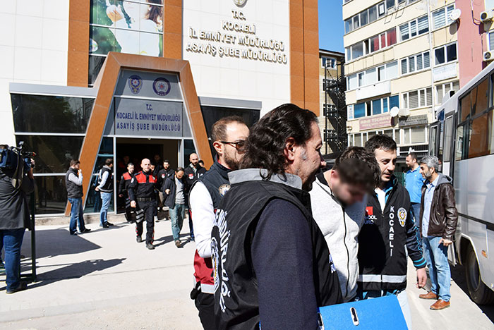 Eskişehir'i de kapsayan Kocaeli merkezli 15 ilde yapılan "Ofsayt" adlı operasyonda Türkiye'ye yasa dışı bahis sistemini getirdiği iddia edilen örgüt lideri B.S.'nin de olduğu 67 kişi gözaltına alındı. Bahisten kazanılan yaklaşık 109 milyon 555 bin TL'lik para ve gayrimenkule ise el konuldu. 