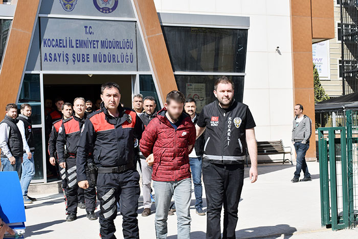 Eskişehir'i de kapsayan Kocaeli merkezli 15 ilde yapılan "Ofsayt" adlı operasyonda Türkiye'ye yasa dışı bahis sistemini getirdiği iddia edilen örgüt lideri B.S.'nin de olduğu 67 kişi gözaltına alındı. Bahisten kazanılan yaklaşık 109 milyon 555 bin TL'lik para ve gayrimenkule ise el konuldu. 