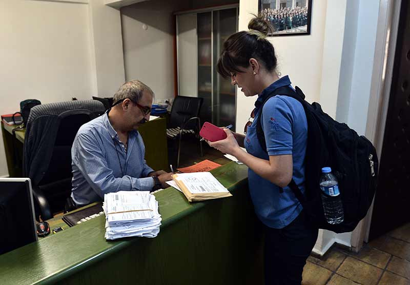 PTT Eskişehir Başmüdürlüğünde dağıtıcı olarak görev yapan 17 kadın, kent sokaklarını adım adım dolaşarak, postaları adreslere teslim ediyor.