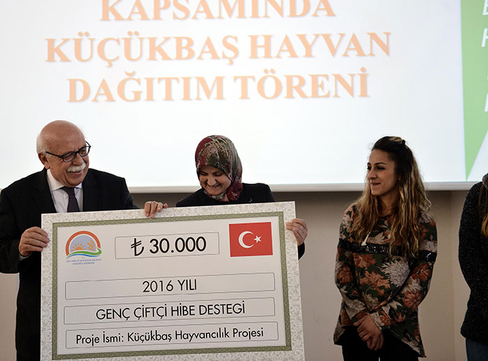 Kültür ve Turizm Bakanı Prof. Dr. Nabi Avcı, Kırsal Kalkınma Desteklemeleri kapsamında 24 genç çiftçiye 960 küçükbaş hayvan dağıtımı töreninde Eskişehir için iki müjdeli haber verdi.