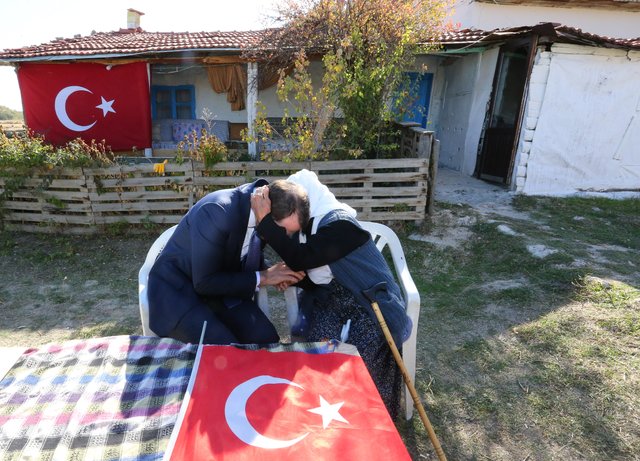 Enerji ve Tabii Kaynaklar Bakanı Berat Albayrak, 50 yıl sonra evine elektrik verilmesini sağladığı 91 yaşındaki Hesna Uslu'yu konutunda ziyaret etti.