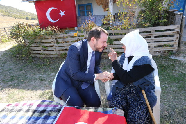 Enerji ve Tabii Kaynaklar Bakanı Berat Albayrak, 50 yıl sonra evine elektrik verilmesini sağladığı 91 yaşındaki Hesna Uslu'yu konutunda ziyaret etti.