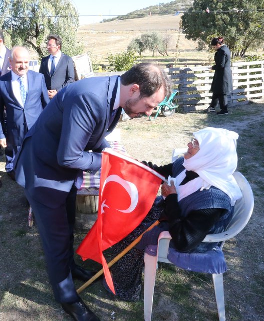 Enerji ve Tabii Kaynaklar Bakanı Berat Albayrak, 50 yıl sonra evine elektrik verilmesini sağladığı 91 yaşındaki Hesna Uslu'yu konutunda ziyaret etti.