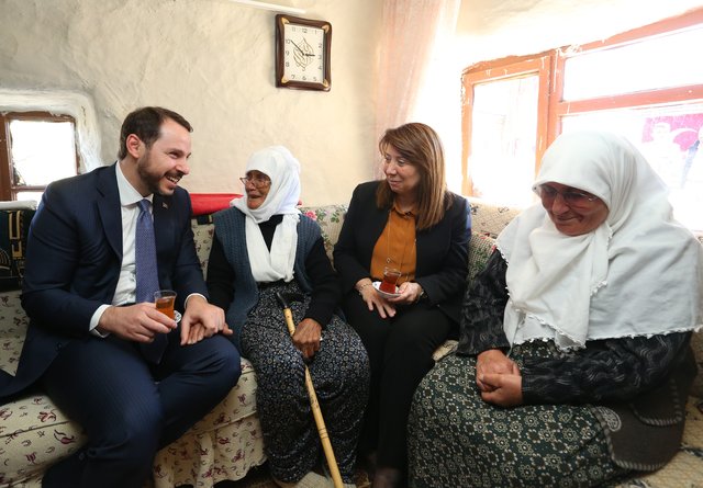 Enerji ve Tabii Kaynaklar Bakanı Berat Albayrak, 50 yıl sonra evine elektrik verilmesini sağladığı 91 yaşındaki Hesna Uslu'yu konutunda ziyaret etti.