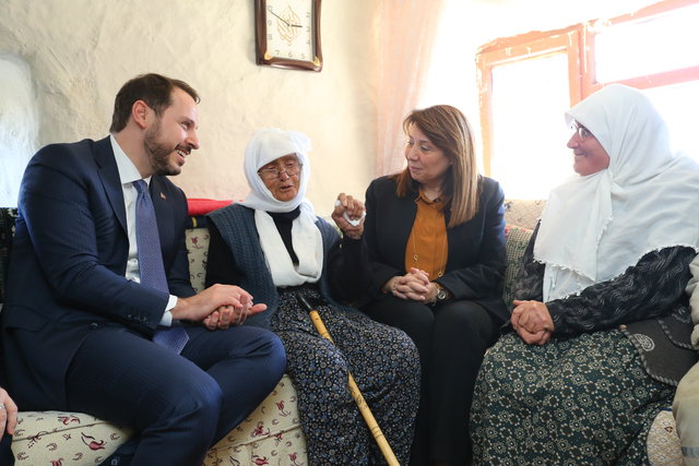 Enerji ve Tabii Kaynaklar Bakanı Berat Albayrak, 50 yıl sonra evine elektrik verilmesini sağladığı 91 yaşındaki Hesna Uslu'yu konutunda ziyaret etti.