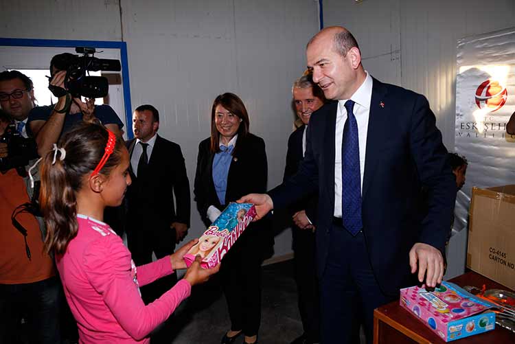 Eskişehir’de mevsimlik tarım işçilerinin çocuklarının öğrenim görmesi için yapılan ‘Göç Okulu’ programının açılışına katılan Çalışma ve Sosyal Güvenlik Bakanı Süleyman Soylu, devlet olarak mevsimlik tarım işçilerinin yanlarında olduklarını söyledi. 