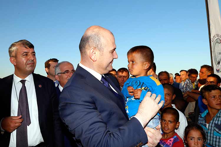 Eskişehir’de mevsimlik tarım işçilerinin çocuklarının öğrenim görmesi için yapılan ‘Göç Okulu’ programının açılışına katılan Çalışma ve Sosyal Güvenlik Bakanı Süleyman Soylu, devlet olarak mevsimlik tarım işçilerinin yanlarında olduklarını söyledi. 