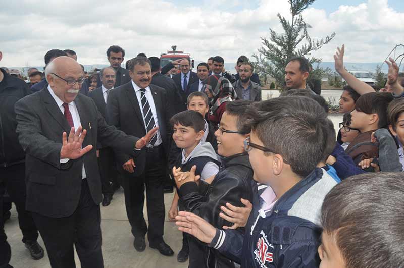 Orman ve Su İşleri Bakanı Veysel Eroğlu ile Kültür ve Turizm Bakanı Nabi Avcı, Eskişehir’e bir okul bahçesine öğrencilerle birlikte fidan dikti.