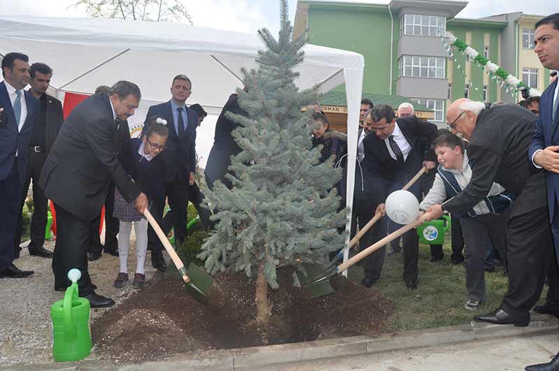 Orman ve Su İşleri Bakanı Veysel Eroğlu ile Kültür ve Turizm Bakanı Nabi Avcı, Eskişehir’e bir okul bahçesine öğrencilerle birlikte fidan dikti.