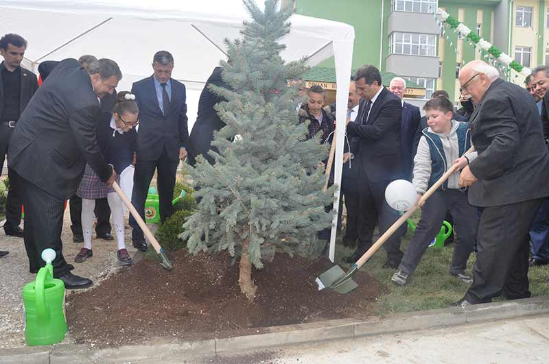 Orman ve Su İşleri Bakanı Veysel Eroğlu ile Kültür ve Turizm Bakanı Nabi Avcı, Eskişehir’e bir okul bahçesine öğrencilerle birlikte fidan dikti.