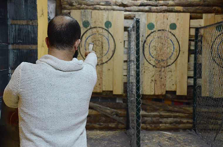 Eskişehir'de korku evi işletmeciliği yapan Çağrı Kükrer, yeni bir girişimde bulunarak Amerika'da büyük ilgi gören balta atma oyununu Türkiye'ye getirdi. 